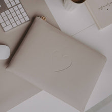 Load image into Gallery viewer, Laptoptasche Herz taupe (VE = 4 Stk.)