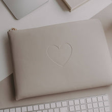 Load image into Gallery viewer, Laptoptasche Herz taupe (VE = 4 Stk.)