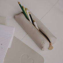 Load image into Gallery viewer, Federtasche Herz taupe (VE = 6 Stk.)
