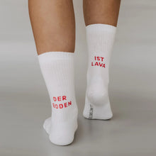 Lade das Bild in den Galerie-Viewer, Socken Der Boden ist Lava