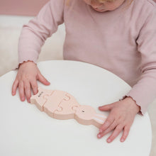 Lade das Bild in den Galerie-Viewer, Holzpuzzle - Mrs. Rabbit