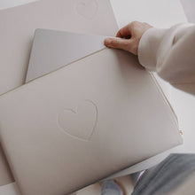 Load image into Gallery viewer, Laptoptasche Herz taupe (VE = 4 Stk.)