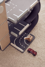 Lade das Bild in den Galerie-Viewer, Parkplatz AIDEN