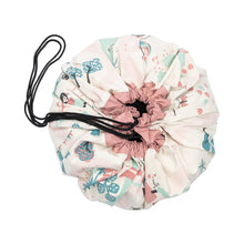 Lade das Bild in den Galerie-Viewer, Walk in a park Aufbewahrungstasche