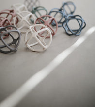 Lade das Bild in den Galerie-Viewer, Ball, Beißring - Dove Grey