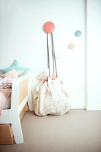 Lade das Bild in den Galerie-Viewer, Walk in a park Aufbewahrungstasche