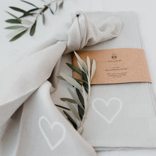 Lade das Bild in den Galerie-Viewer, Leinen Geschirrtücher Herz im 2er Set