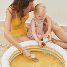 Lade das Bild in den Galerie-Viewer, Gaby Badespielzeug - Apple Blossom