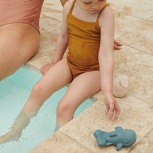 Lade das Bild in den Galerie-Viewer, Ned Badespielzeug 2er Pack - Peppermint / whale blue mix