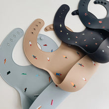 Lade das Bild in den Galerie-Viewer, Silikon Lätzchen - retro cars