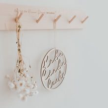 Lade das Bild in den Galerie-Viewer, Holzkranz Lebe Liebe Lache