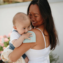 Lade das Bild in den Galerie-Viewer, Regenbogen Beißring - Cambridge blue