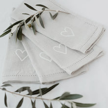 Lade das Bild in den Galerie-Viewer, Leinen Servietten Herz im 4er Set