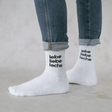 Lade das Bild in den Galerie-Viewer, Socken Lebe Liebe Lache