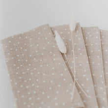 Lade das Bild in den Galerie-Viewer, Leinen Servietten Natur Punkte im 4er Set