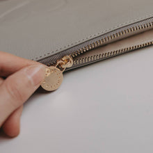 Lade das Bild in den Galerie-Viewer, Laptoptasche Herz grau (VE = 4 Stk.)
