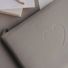 Lade das Bild in den Galerie-Viewer, Laptoptasche Herz grau (VE = 4 Stk.)
