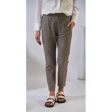 Lade das Bild in den Galerie-Viewer, Lederhose Gift in Mastic
