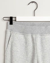 Lade das Bild in den Galerie-Viewer, Archive Shield Sweat Pants - grau
