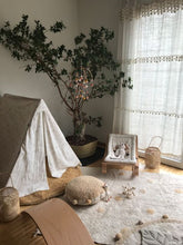 Lade das Bild in den Galerie-Viewer, Washable rug Hippy Dots Natural
